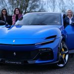Cinq femmes autour d'un Ferrari Purosangue