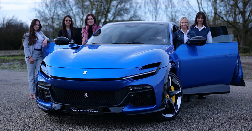 Cinq femmes autour d'un Ferrari Purosangue